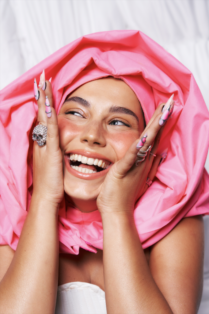 Mery Spolsky z Marii przed ołtarzem