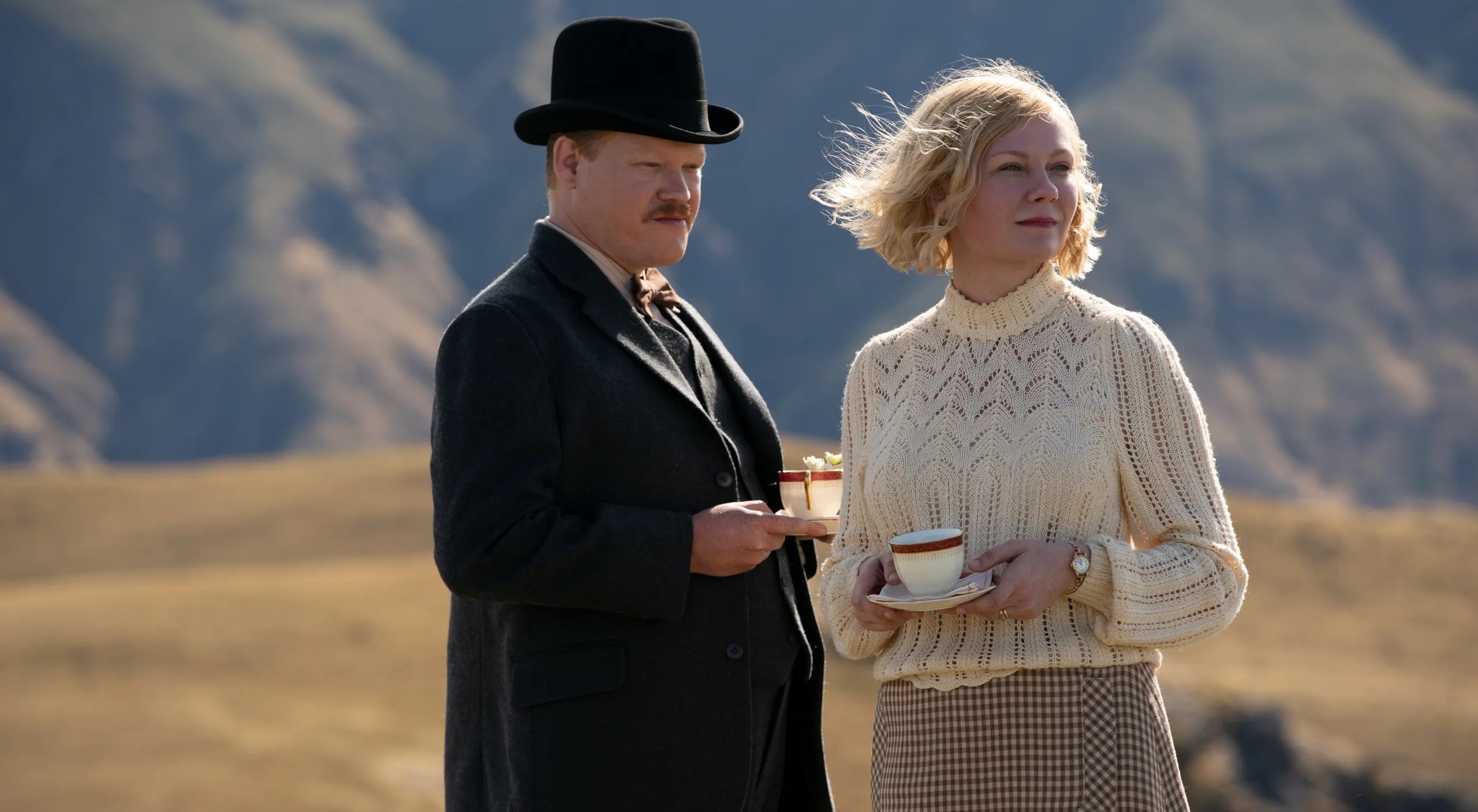 Kirsten Dunst i Jesse Plemons w filmie „Psie Pazury”