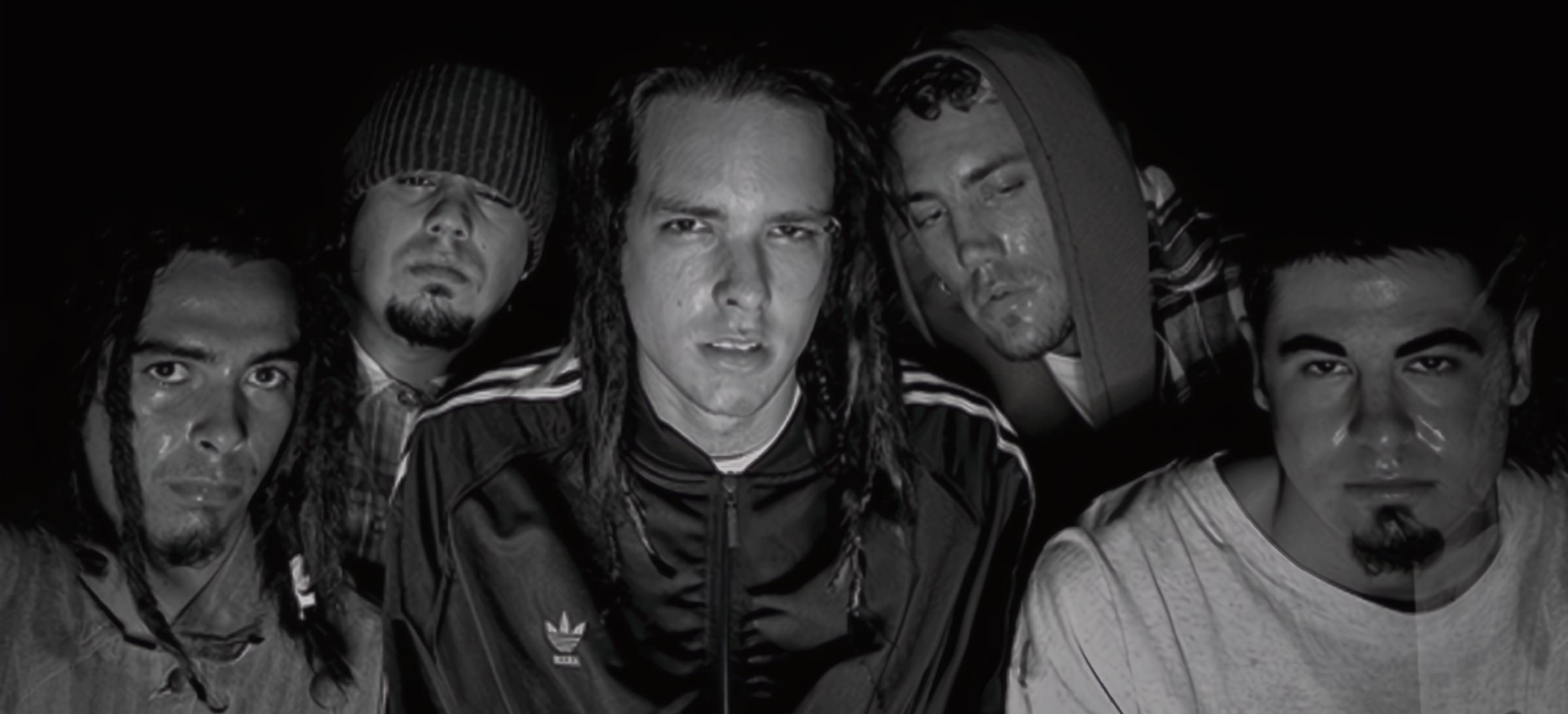 Zdjęcie zespołu dołączone do fizycznego wydania „KoЯn”