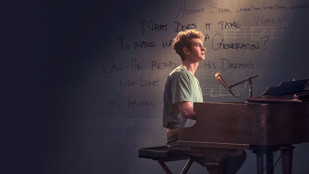 Garfield w roli Jonathana Larsona