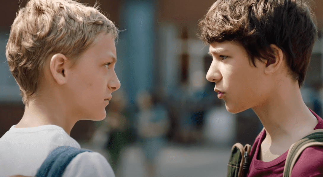 Eden Dambrine jako Léo i Gustav De Waele jako Rémi w filmie „Blisko”