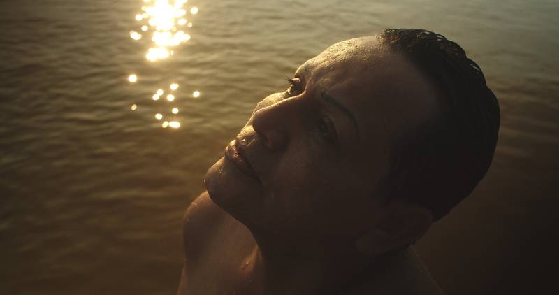 Scena z filmu przedstawiajáca jedná z bohaterek filmu w trakcie kąpieli w rzece