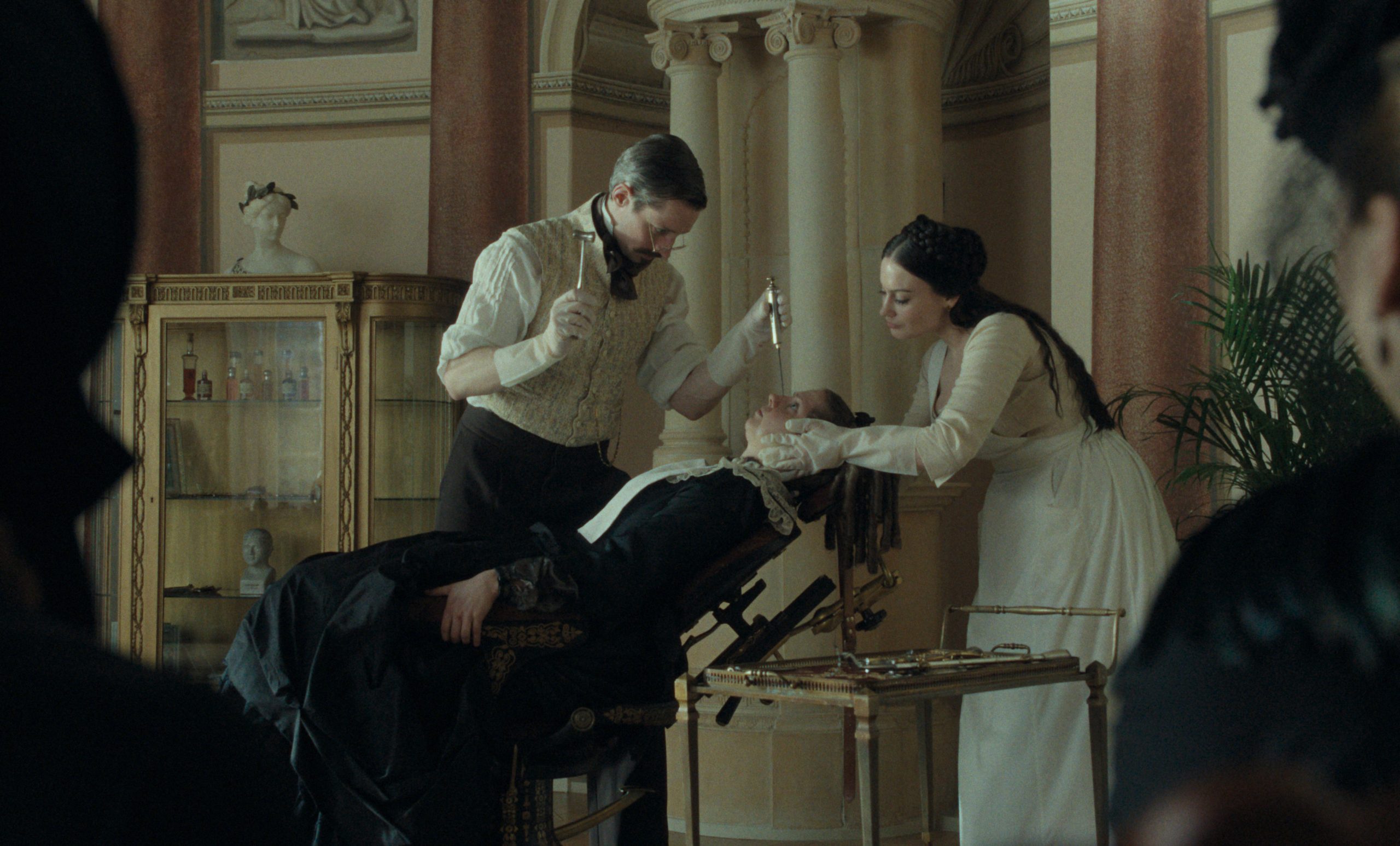 Kadr z filmu, przedstawiający Elwirę na stole operacyjnym, chirurg łamie jej nos