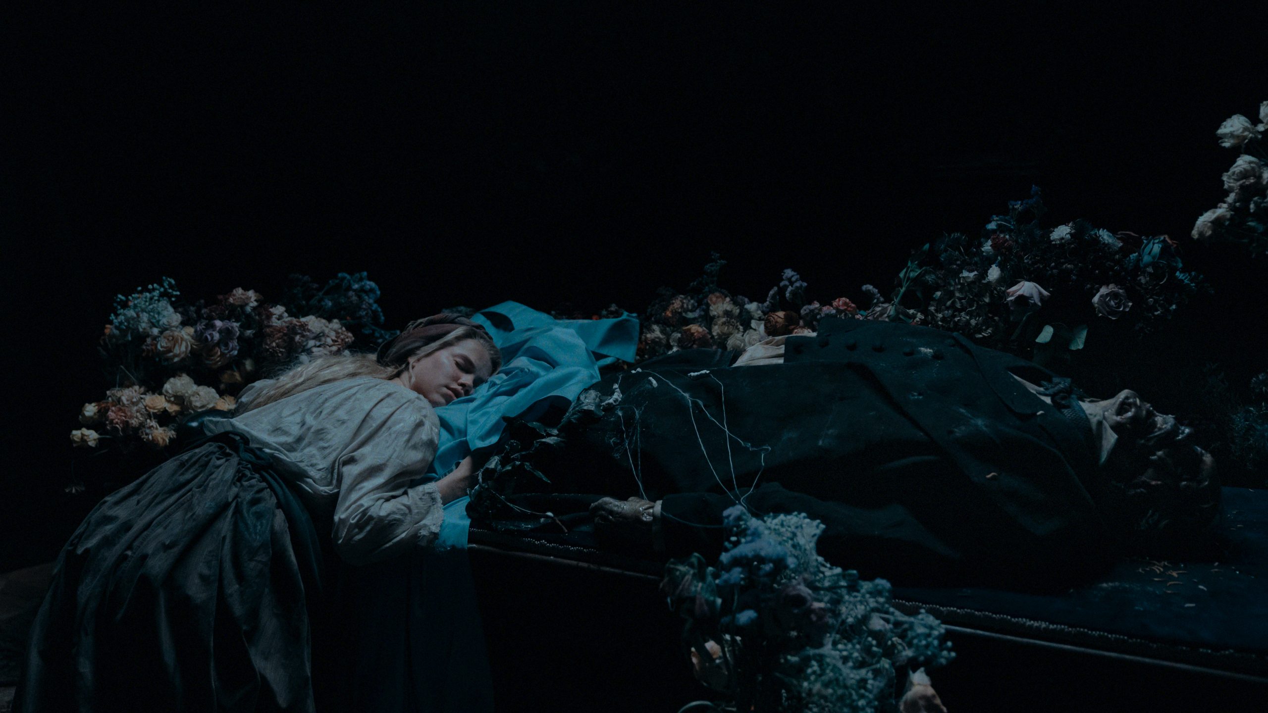 Kopciuszek leży przy rozkładających się zwłokach swojego ojca